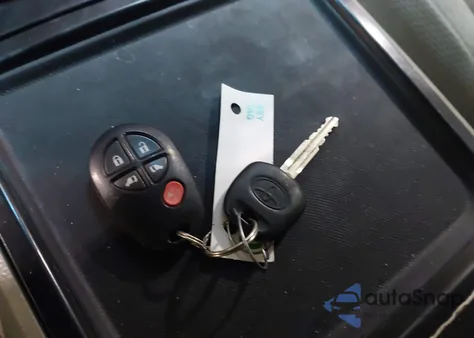 2017 Toyota Sienna Le 8 Passenger z USA, uszkodzony, nr VIN 5TDKZ3DC3HS825432